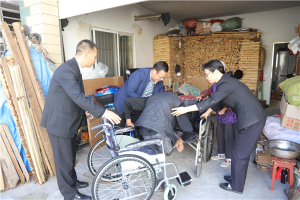 为贫困户送轮椅.JPG