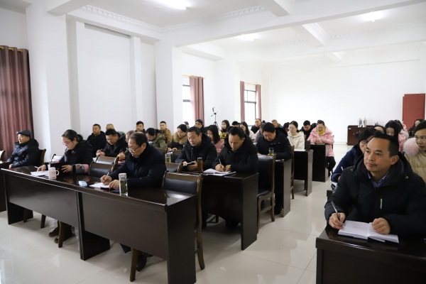 当阳法院十九届四中全会宣讲-参会人员.JPG