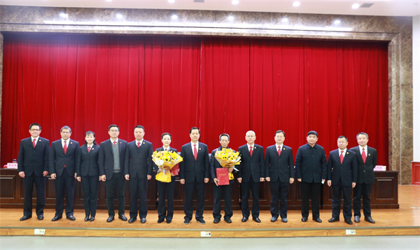 欢送退休干警及职工代表.JPG